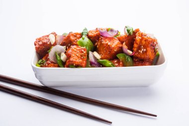 Chili paneer kurutma süzme peynir, Hint Çin yemeği kullanılarak yapılır.