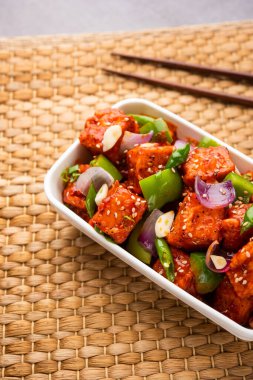 Chili paneer kurutma süzme peynir, Hint Çin yemeği kullanılarak yapılır.