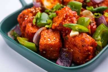 Chili paneer kurutma süzme peynir, Hint Çin yemeği kullanılarak yapılır.