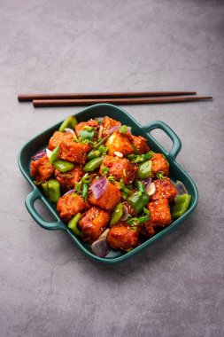 Chili paneer kurutma süzme peynir, Hint Çin yemeği kullanılarak yapılır.