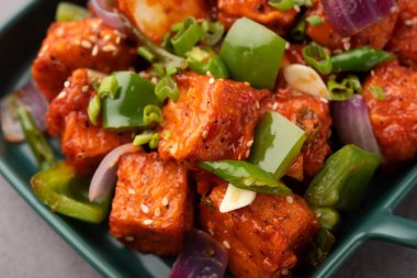 Chili paneer kurutma süzme peynir, Hint Çin yemeği kullanılarak yapılır.