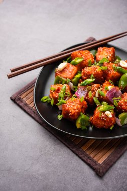 Chili paneer kurutma süzme peynir, Hint Çin yemeği kullanılarak yapılır.