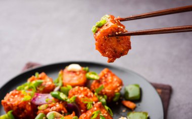 Chili paneer kurutma süzme peynir, Hint Çin yemeği kullanılarak yapılır.