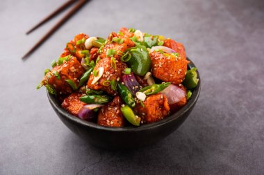 Chili paneer kurutma süzme peynir, Hint Çin yemeği kullanılarak yapılır.