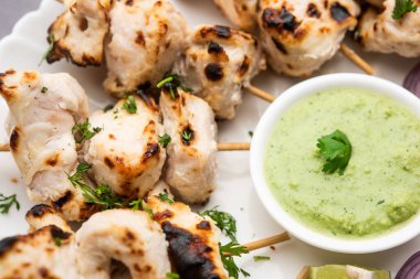 Malai tavuğu ya da murgh malai ağız sulandıran sulu ızgara tavuk tarifidir.