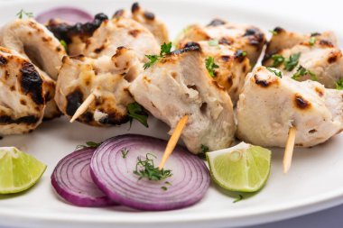 Malai tavuğu ya da murgh malai ağız sulandıran sulu ızgara tavuk tarifidir.