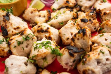 Malai tavuğu ya da murgh malai ağız sulandıran sulu ızgara tavuk tarifidir.