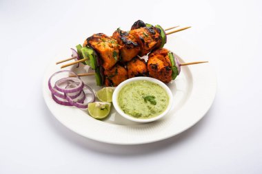 Hint tavuk tikka kebabı, baharat ve yoğurt ile marine edilmiş ve tandırda kızartılmış. Yeşil turşu ve soğanla servis edilir. seçici odak
