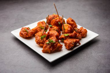 Biberli tavuk kurutma Hakka Çin mirasının popüler bir Hint-Çin yemeği türüdür.