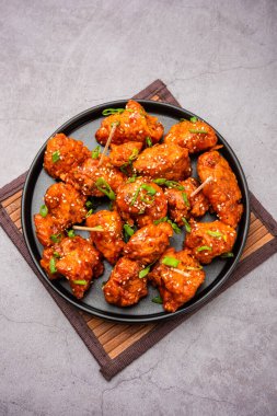 Biberli tavuk kurutma Hakka Çin mirasının popüler bir Hint-Çin yemeği türüdür.