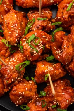 Biberli tavuk kurutma Hakka Çin mirasının popüler bir Hint-Çin yemeği türüdür.