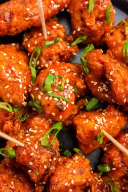 Biberli tavuk kurutma Hakka Çin mirasının popüler bir Hint-Çin yemeği türüdür.