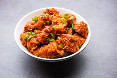 Biberli tavuk kurutma Hakka Çin mirasının popüler bir Hint-Çin yemeği türüdür.