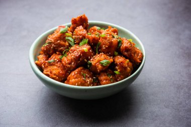 Biberli tavuk kurutma Hakka Çin mirasının popüler bir Hint-Çin yemeği türüdür.