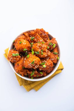 Biberli tavuk kurutma Hakka Çin mirasının popüler bir Hint-Çin yemeği türüdür.