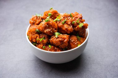 Biberli tavuk kurutma Hakka Çin mirasının popüler bir Hint-Çin yemeği türüdür.