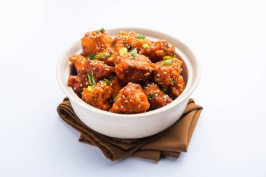 Biberli tavuk kurutma Hakka Çin mirasının popüler bir Hint-Çin yemeği türüdür.