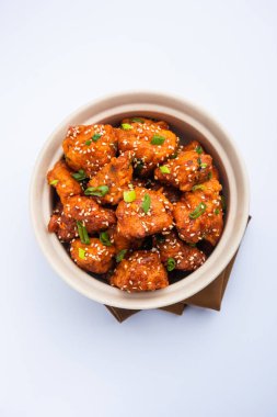 Biberli tavuk kurutma Hakka Çin mirasının popüler bir Hint-Çin yemeği türüdür.