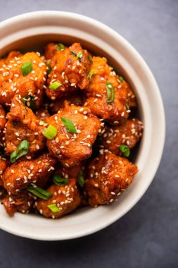 Biberli tavuk kurutma Hakka Çin mirasının popüler bir Hint-Çin yemeği türüdür.