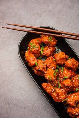 Biberli tavuk kurutma Hakka Çin mirasının popüler bir Hint-Çin yemeği türüdür.