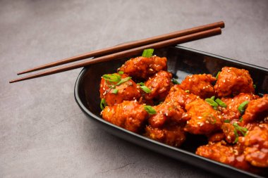 Biberli tavuk kurutma Hakka Çin mirasının popüler bir Hint-Çin yemeği türüdür.