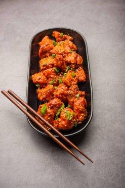 Biberli tavuk kurutma Hakka Çin mirasının popüler bir Hint-Çin yemeği türüdür.