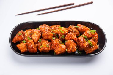 Biberli tavuk kurutma Hakka Çin mirasının popüler bir Hint-Çin yemeği türüdür.