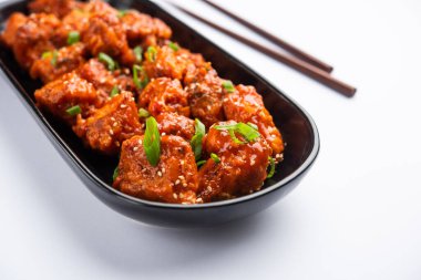 Biberli tavuk kurutma Hakka Çin mirasının popüler bir Hint-Çin yemeği türüdür.