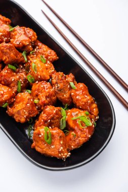 Biberli tavuk kurutma Hakka Çin mirasının popüler bir Hint-Çin yemeği türüdür.