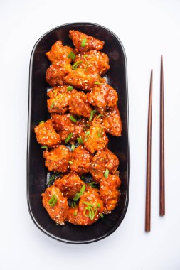 Biberli tavuk kurutma Hakka Çin mirasının popüler bir Hint-Çin yemeği türüdür.