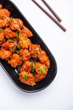 Biberli tavuk kurutma Hakka Çin mirasının popüler bir Hint-Çin yemeği türüdür.