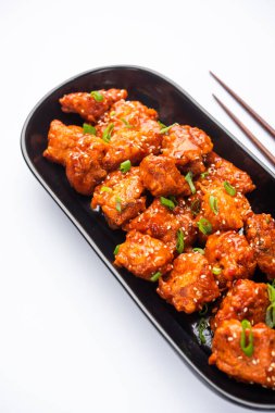 Biberli tavuk kurutma Hakka Çin mirasının popüler bir Hint-Çin yemeği türüdür.