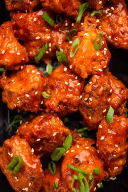 Biberli tavuk kurutma Hakka Çin mirasının popüler bir Hint-Çin yemeği türüdür.