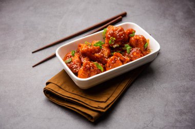 Biberli tavuk kurutma Hakka Çin mirasının popüler bir Hint-Çin yemeği türüdür.