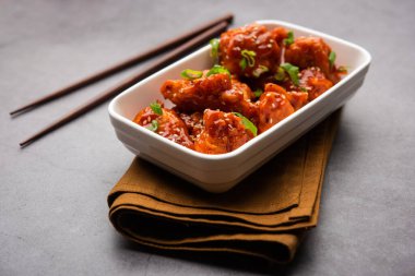 Biberli tavuk kurutma Hakka Çin mirasının popüler bir Hint-Çin yemeği türüdür.