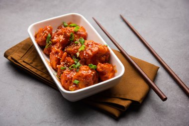 Biberli tavuk kurutma Hakka Çin mirasının popüler bir Hint-Çin yemeği türüdür.