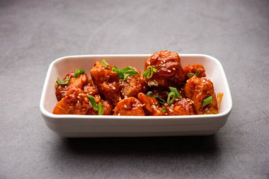 Biberli tavuk kurutma Hakka Çin mirasının popüler bir Hint-Çin yemeği türüdür.