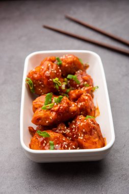 Biberli tavuk kurutma Hakka Çin mirasının popüler bir Hint-Çin yemeği türüdür.