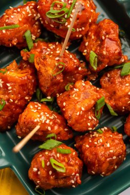 Biberli tavuk kurutma Hakka Çin mirasının popüler bir Hint-Çin yemeği türüdür.