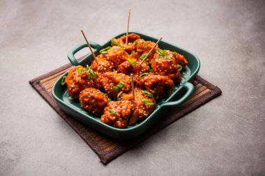 Biberli tavuk kurutma Hakka Çin mirasının popüler bir Hint-Çin yemeği türüdür.