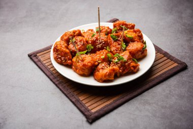 Biberli tavuk kurutma Hakka Çin mirasının popüler bir Hint-Çin yemeği türüdür.