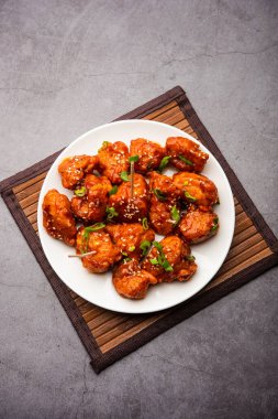 Biberli tavuk kurutma Hakka Çin mirasının popüler bir Hint-Çin yemeği türüdür.