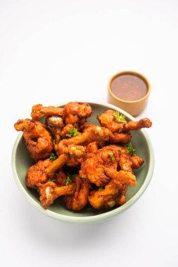 Biberli tavuk kurutma Hakka Çin mirasının popüler bir Hint-Çin yemeği türüdür.