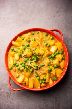 Aloo mırıldanan Hint alt kıtasında baharatlı kremalı domates sosunda patates ve bezelyeden yapılan bir Punjab yemeğidir.