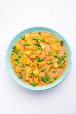 Aloo mırıldanan Hint alt kıtasında baharatlı kremalı domates sosunda patates ve bezelyeden yapılan bir Punjab yemeğidir.