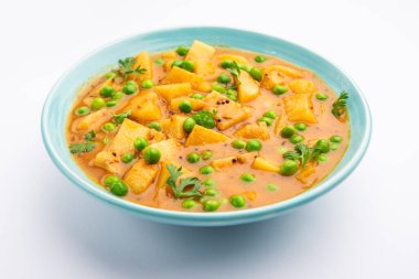 Aloo mırıldanan Hint alt kıtasında baharatlı kremalı domates sosunda patates ve bezelyeden yapılan bir Punjab yemeğidir.