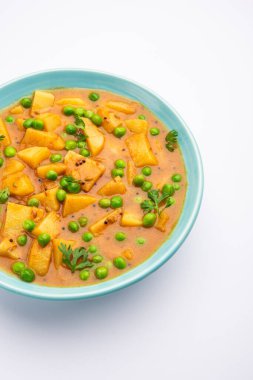 Aloo mırıldanan Hint alt kıtasında baharatlı kremalı domates sosunda patates ve bezelyeden yapılan bir Punjab yemeğidir.