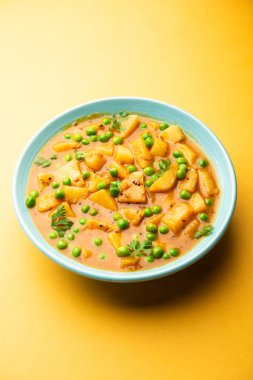 Aloo mırıldanan Hint alt kıtasında baharatlı kremalı domates sosunda patates ve bezelyeden yapılan bir Punjab yemeğidir.