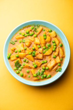 Aloo mırıldanan Hint alt kıtasında baharatlı kremalı domates sosunda patates ve bezelyeden yapılan bir Punjab yemeğidir.