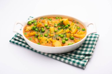 Aloo mırıldanan Hint alt kıtasında baharatlı kremalı domates sosunda patates ve bezelyeden yapılan bir Punjab yemeğidir.